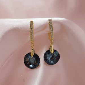 Paauksuoti auskarai su „Swarovski“ kristalais.