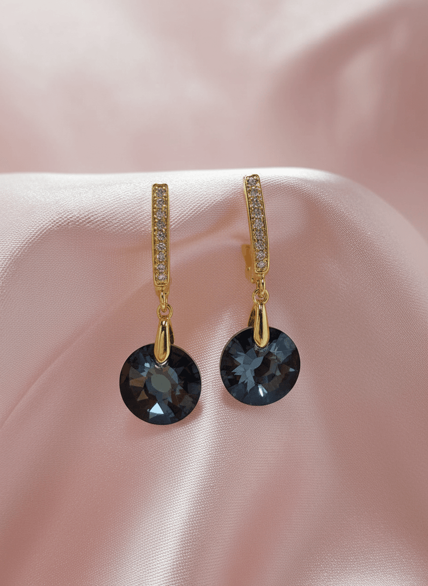 Paauksuoti auskarai su „Swarovski“ kristalais.