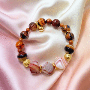 Apyrankė iš natūralių akmenų su medicininio aukso intarpais.