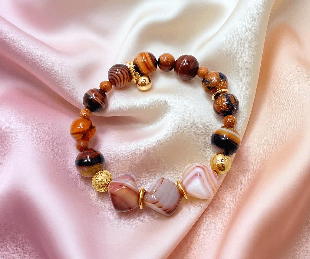 Apyrankė iš natūralių akmenų su medicininio aukso intarpais.